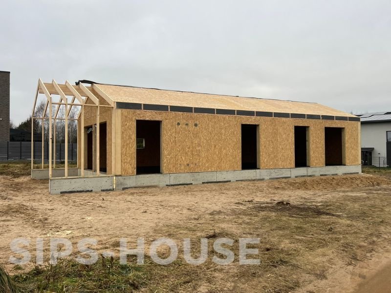 101 m² SIPS house structural shell assembled on site