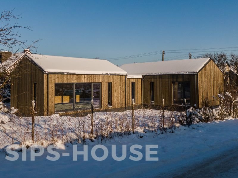 SIPS panel construction for the 107 m² L-shaped house