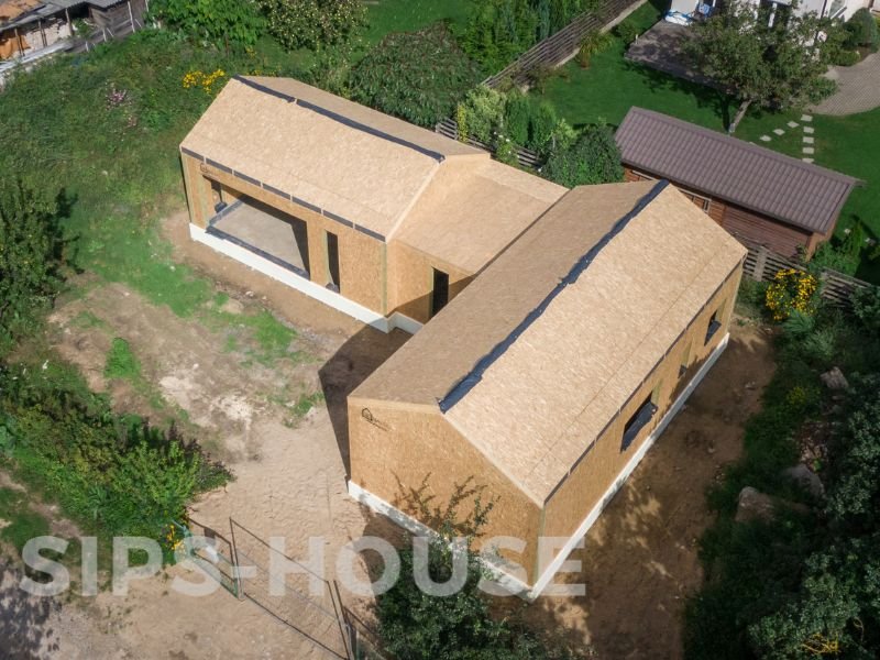 Structural SIPS panel kit for a 107 m² L-shaped house