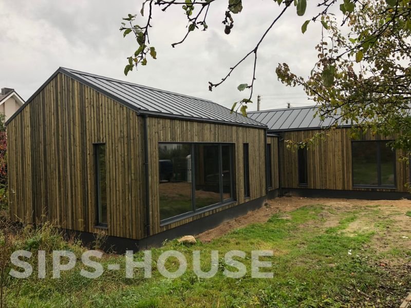 107 m² SIPS house kit with natural wood exterior finish