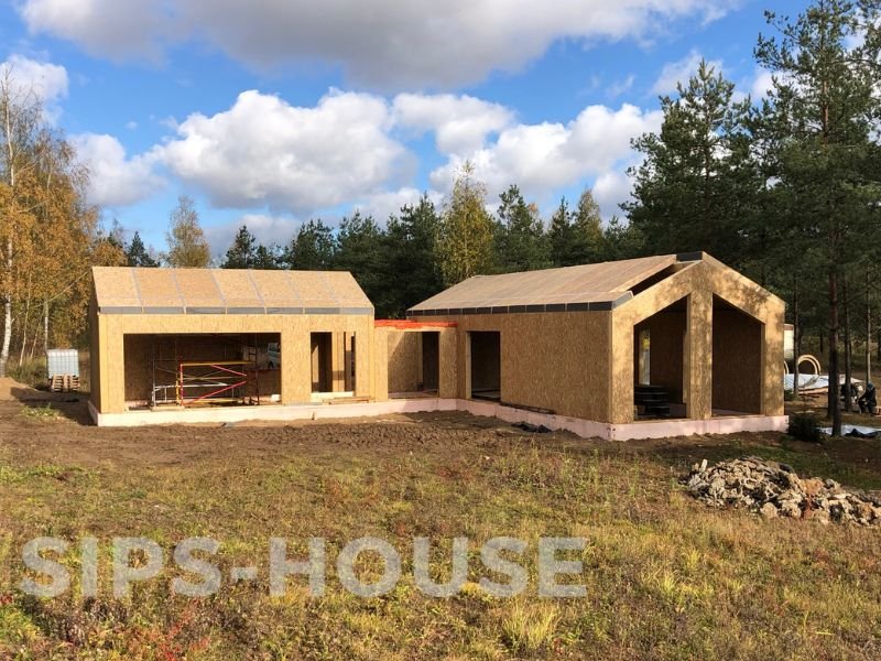 Rear view of the 107 m² L-shaped SIPS house kit