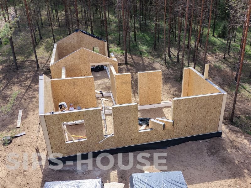 107 m² L-shaped SIPS house kit under construction PEAR