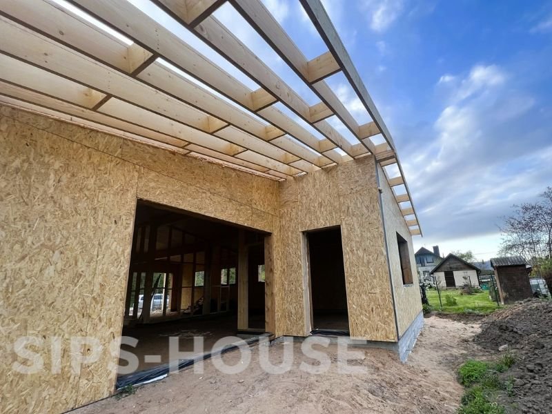 SIPS house kit with structural panels being assembled during home construction