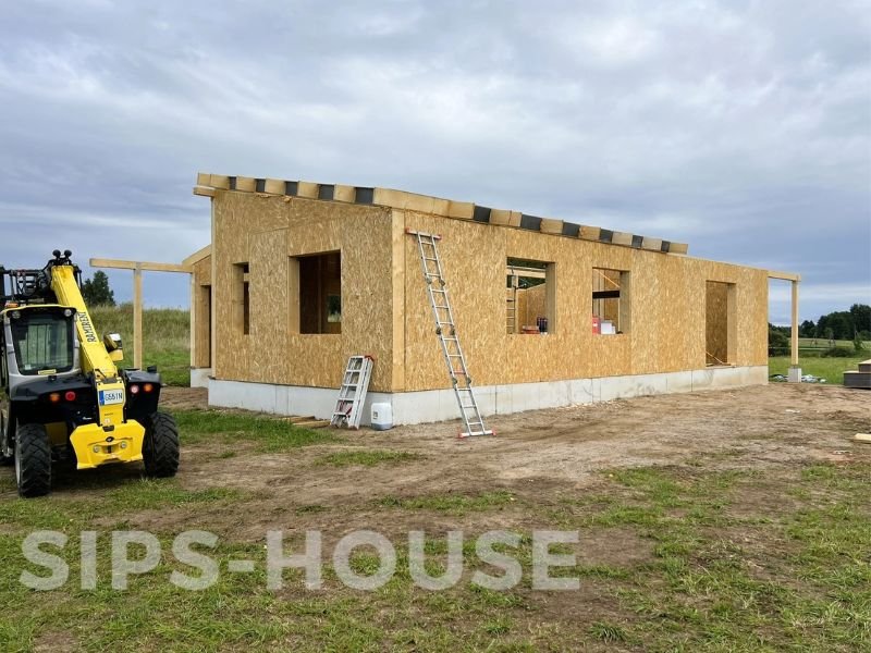 SIP house structural shell taking shape during panel assembly and construction sips-house.com